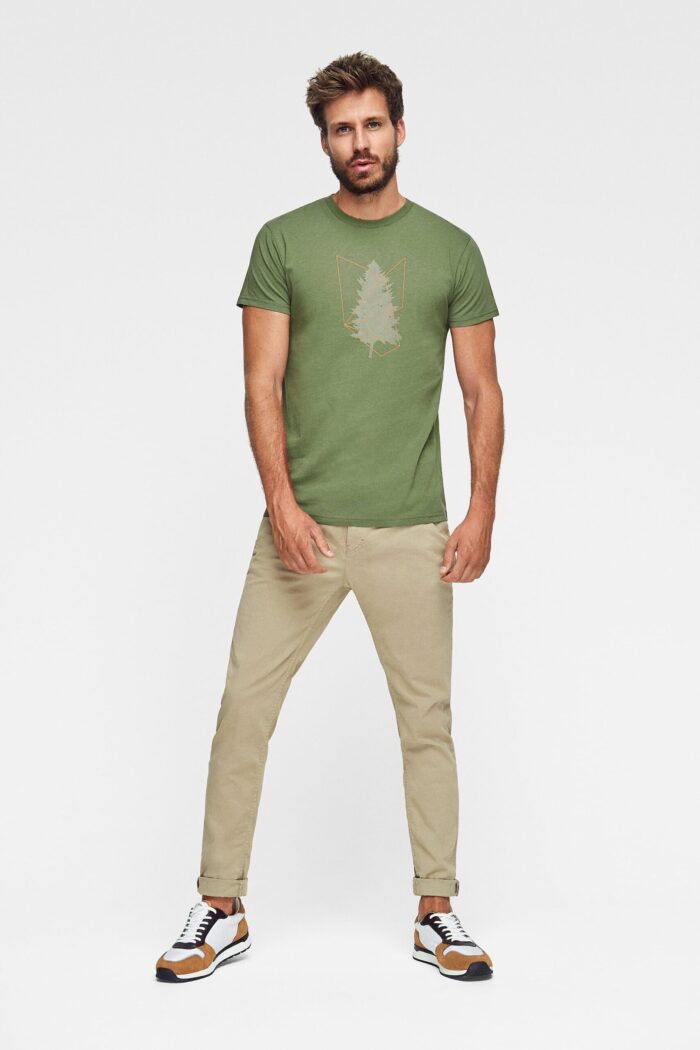 camiseta de algodon organico verde con arbol scaled 1