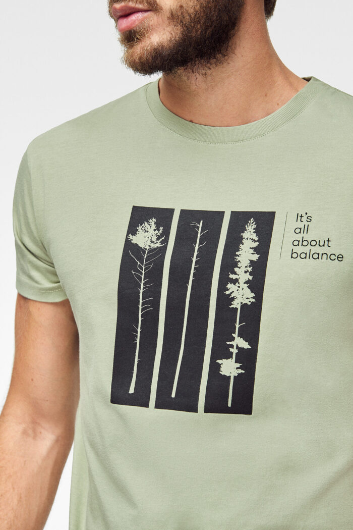 camiseta detalle balance green forest wear scaled 1