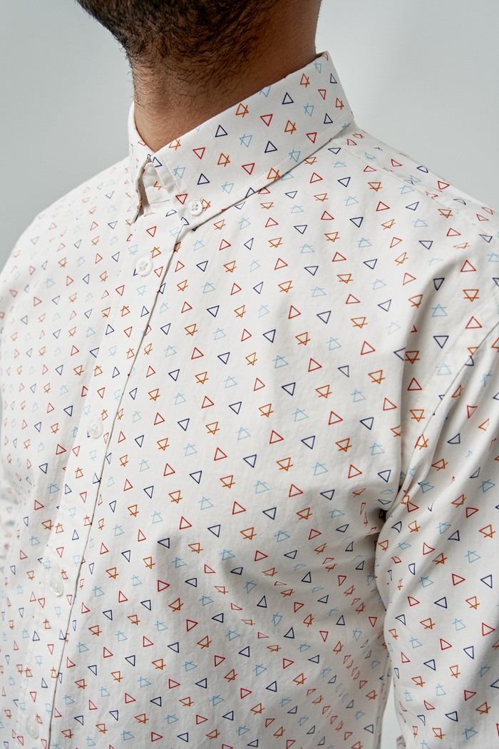 detalle camisa estampada hombre algodon organico